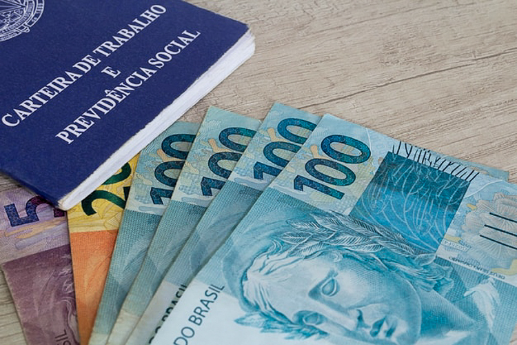 carteira de trabalho e dinheiro freepik 3