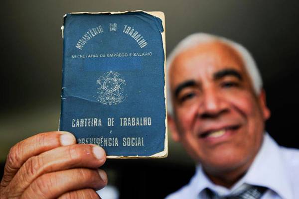 homem com carteira de trabalho mm